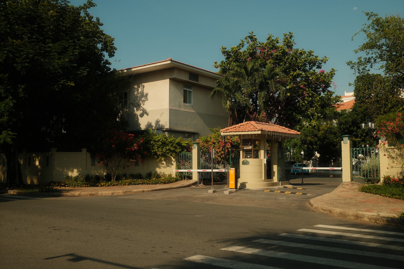 La entrada ajardinada de una comunidad residencial
